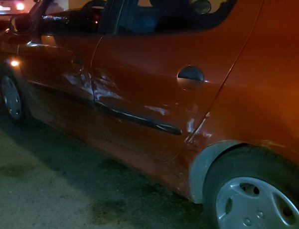 Figyelmetlenségből ütközött össze egy kanyarodó és egy egyenesen haladó autó a Virág utcán