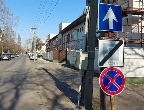 Az István utca jobb oldalán tilos megállni, ezt több KRESZ-tábla is jelzi