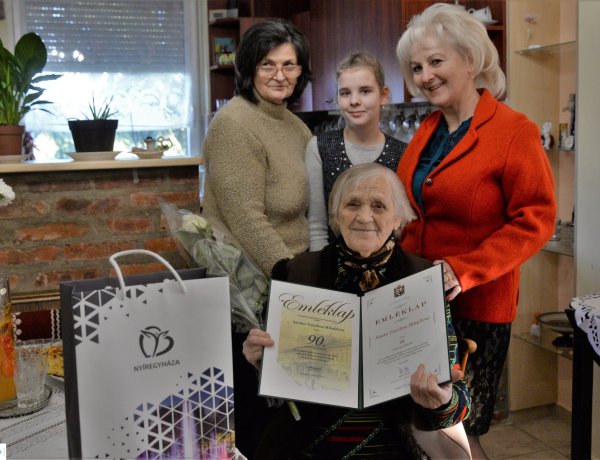 90. születésnapja alkalmából köszöntötték Sándor Vaszilina Mihajlivnát, városunk szépkorú polgárát