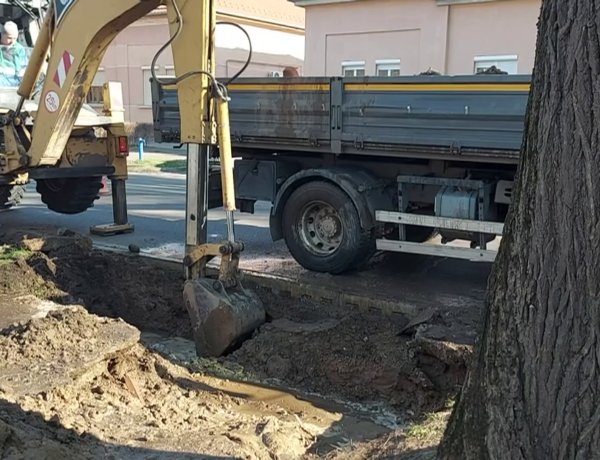 Eltört egy ivóvízcső csütörtök reggel a Szarvas utcán