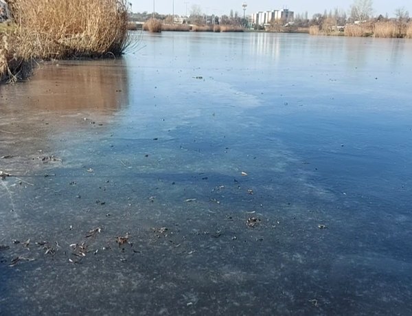 Tilos és életveszélyes a befagyott Bujtosi-tóra lépni