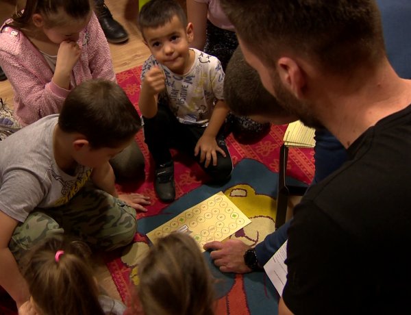 Meglepetés a gyerekeknek – Saját fejlesztésű társasjátékot ajándékozott két testnevelő tanár