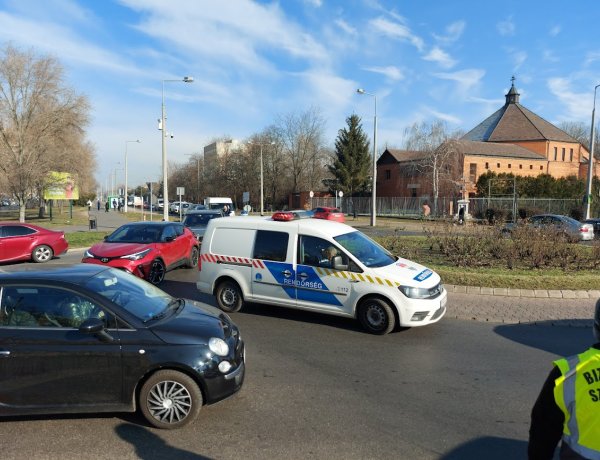 Hármas karambol történt a Korányi Frigyes és Kosbor utcai körforgalomban