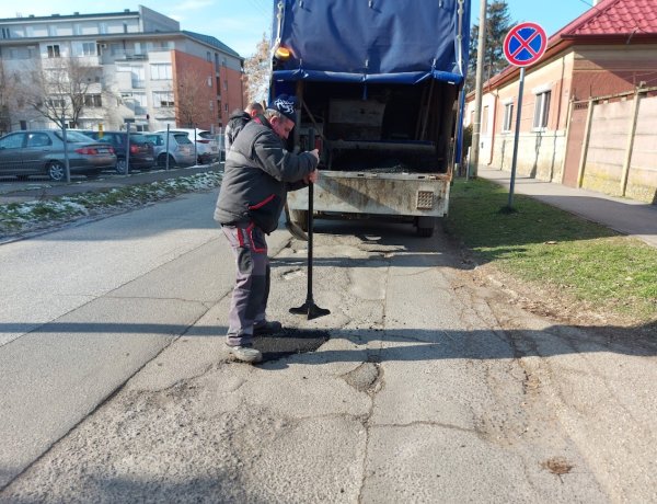 Kátyúkat javítottak a Czuczor Gergely utcán