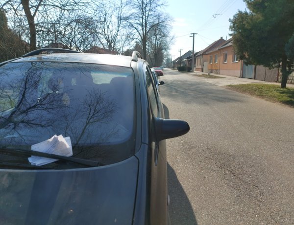 Megszaporodott a Vértanúk útján és a Mikszáth Kálmán utcán a tilosban parkoló autók száma
