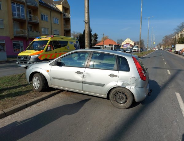 Jelentős anyagi kárral járó baleset történt a Kert utcán