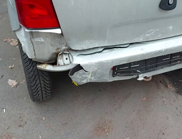 Vasárnap este szintén a Korányi Frigyes utcán történt baleset, amelyben egy KRESZ-táblát is kitört az egyik érintett autó