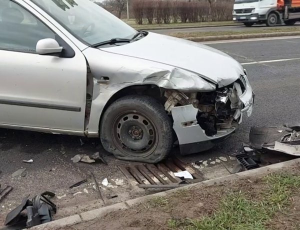 Az Orosi úton is egy kanyarodó és egy egyenesen haladó jármű ütközött hétfő délelőtt