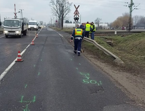 Kedd reggel a Tokaji úton, a vasúti átjárónál a sorompót letörte egy autós