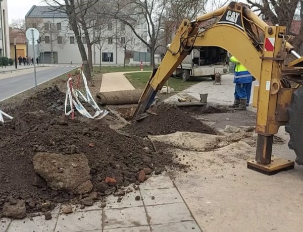 A Nyírségvíz megkezdte a Bessenyei téren a korábban eltört ivóvízcső helyreállítását