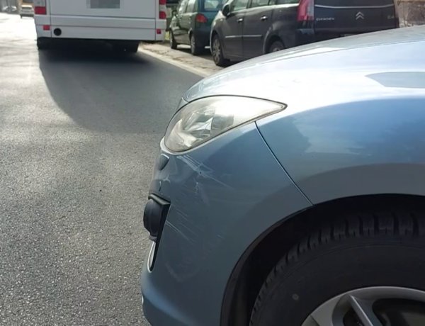 Autóbusz és személyautó ütközött a Szarvas utcán