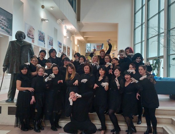 Wednesday-nek öltöztek a tanárok pénteken