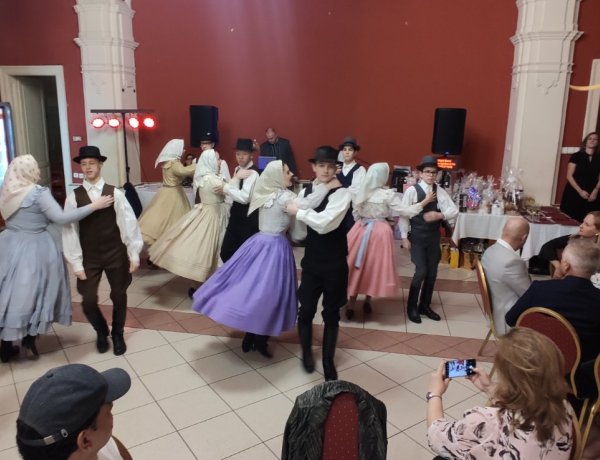 Fergeteges hangulatú bált tartottak a Mórában