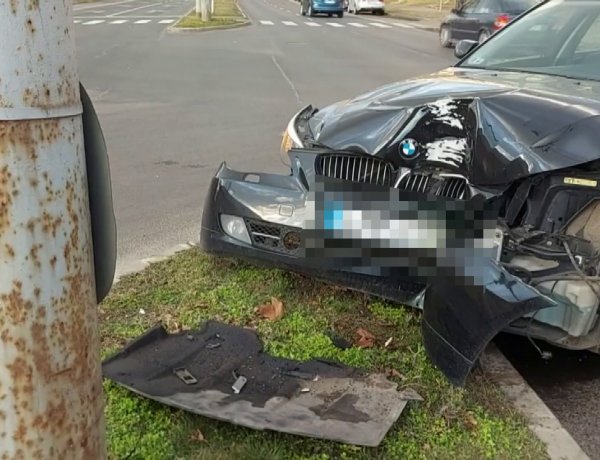 Elvakította a napfény a sofőrt, villanyoszlopnak ütközött egy jármű az Északi körúton