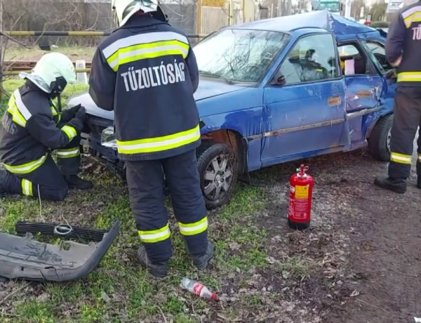 Baleset történt a Simai úton, a vasúti átjárónál hétfő reggel 