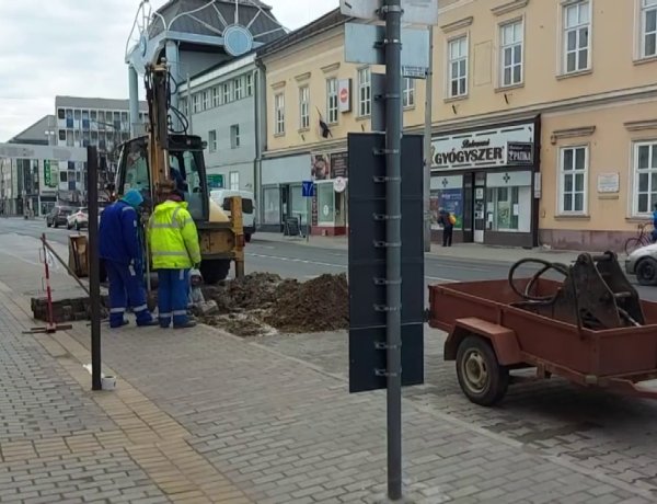 Ivóvízcső tört el a Luther utcán, fel kellett bontani a térkövet a buszmegállóban