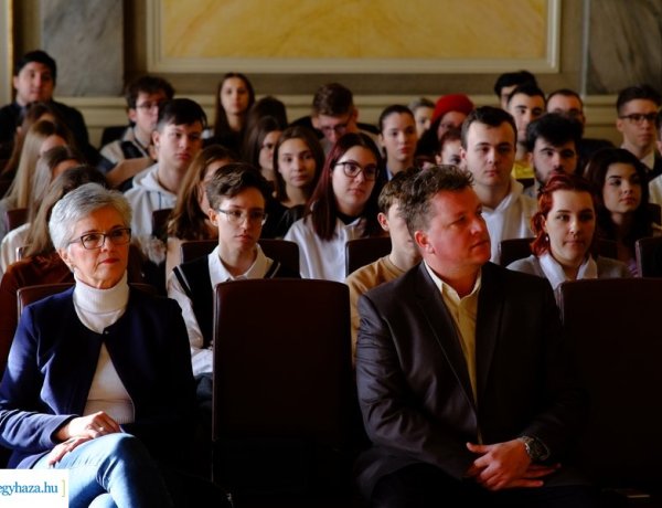Diákparlament – Plenáris- és szekcióülésekkel telt a nyíregyházi fiatalok találkozója