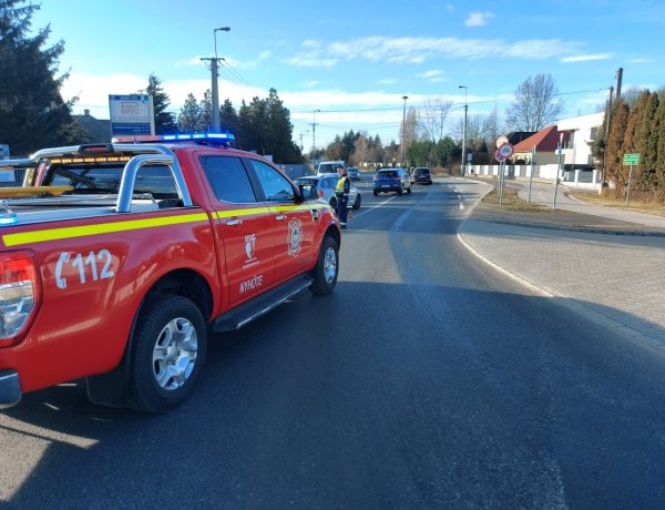 Olajszármazékot engedett az úttestre egy eddig ismeretlen járművezető a Kemecsei és Korányi Frigyes utca kereszteződésében