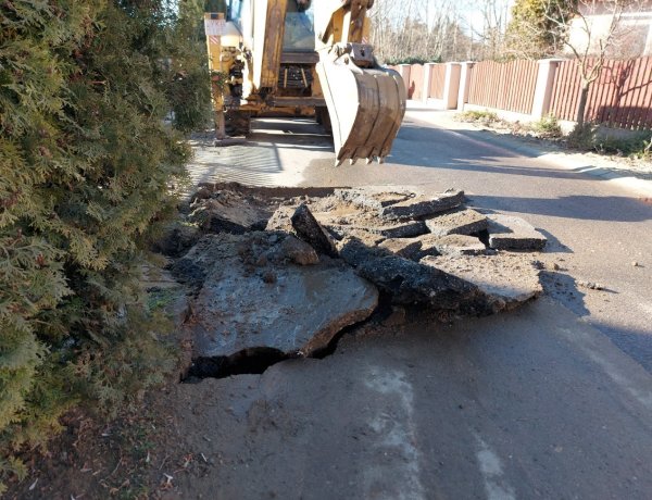 Eltört egy ivóvízcső az Aranyhomok utcán