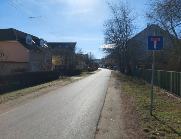 Zsákutca a Virág utca, korlátozva van a gépjárműforgalom