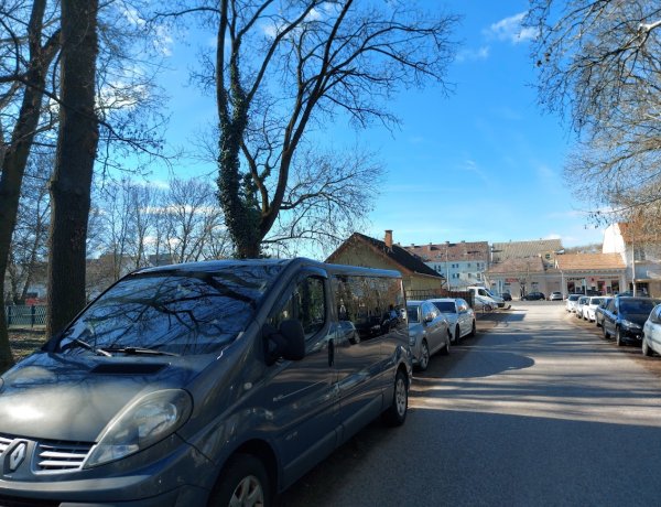 Szabálytalan parkolók a Nefelejcs utcán