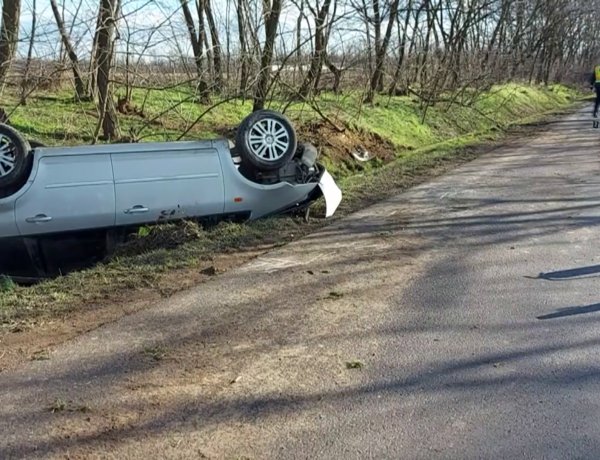 Lesodródott egy személyautó az útról Sóstóhegyen