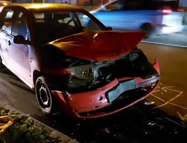 Parkoló autónak ütközött a Rákóczi utcán egy személygépkocsi