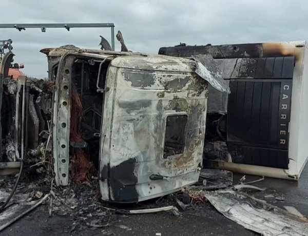 Felborult és kigyulladt egy külföldi kamion az M3-as autópályán, a nyíregyházi pihenőnél