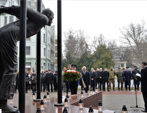 A kommunizmus áldozatainak emlékére – Gúzsba kötött ember