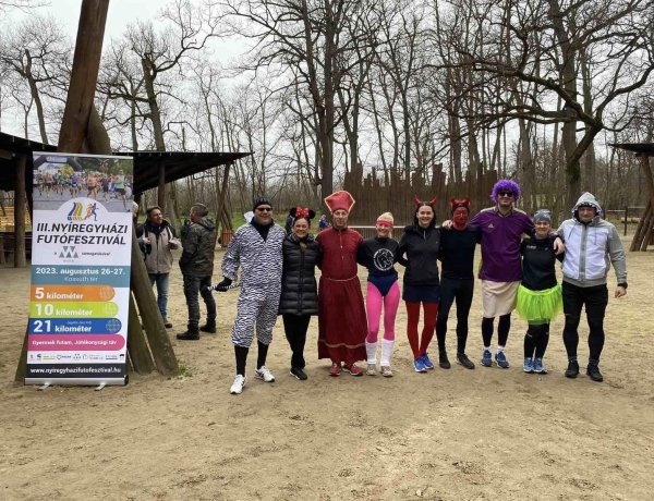 Jelmezes futás a sóstói erdőben