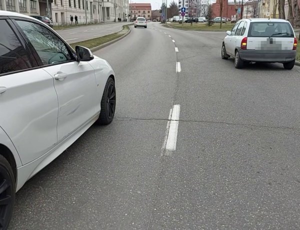 Két személyautó ütközött össze a belvárosban hétfőn