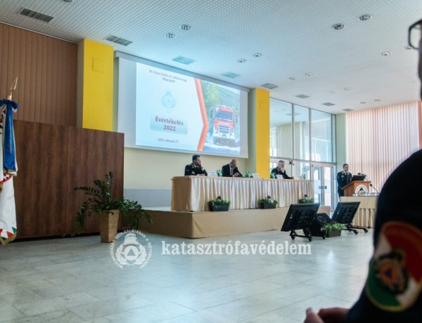 Évértékelés és elismerések