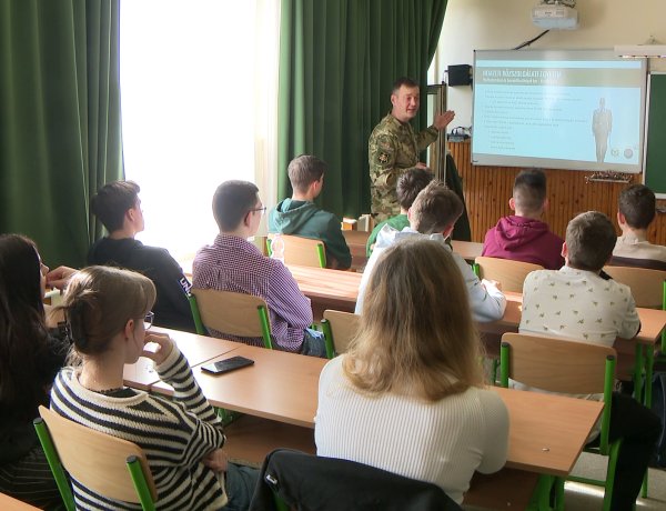 Honvédségi pályaorientációs továbbtanulási tájékoztató a Krúdyban