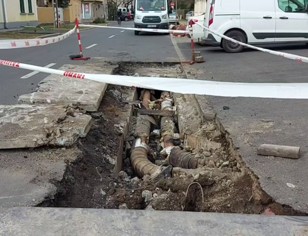 A Körte utcán egy távhővezeték meghibásodása miatt megkezdték a feltárást