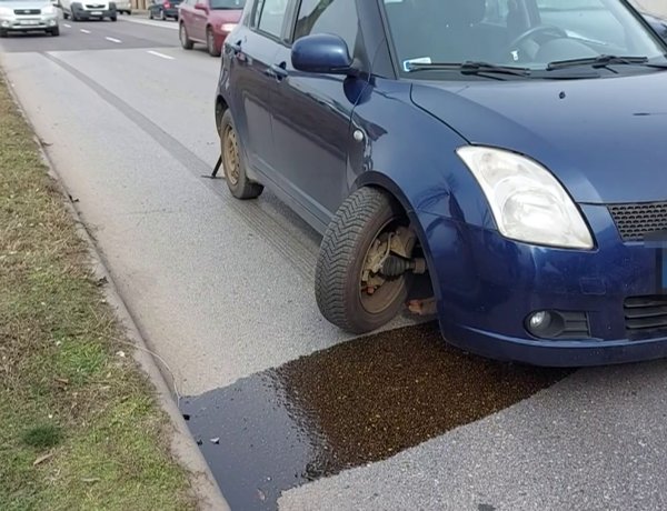 Hétfő délután egy személyautó kereke menet közben kitört