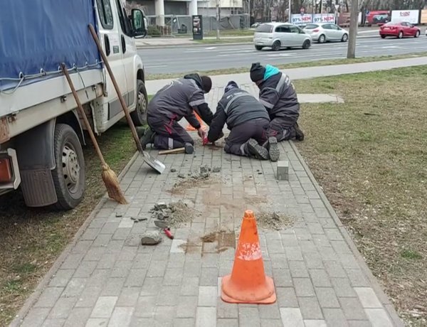 Térkőburkolati hibákat állítanak helyre városszerte a NYÍRVV munkatársai
