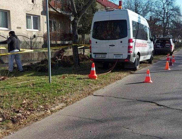 Erősáramú kábelvezetéket cseréltek az Eperjes utcában