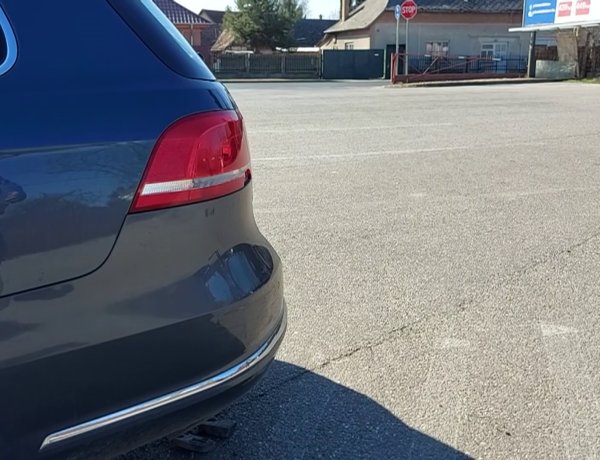 A Kállói úton egy parkoló autónak tolatott egy másik, majd továbbhajtott