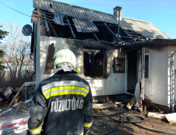 Egy lakóház égett teljes terjedelmében Kistelekiszőlőben