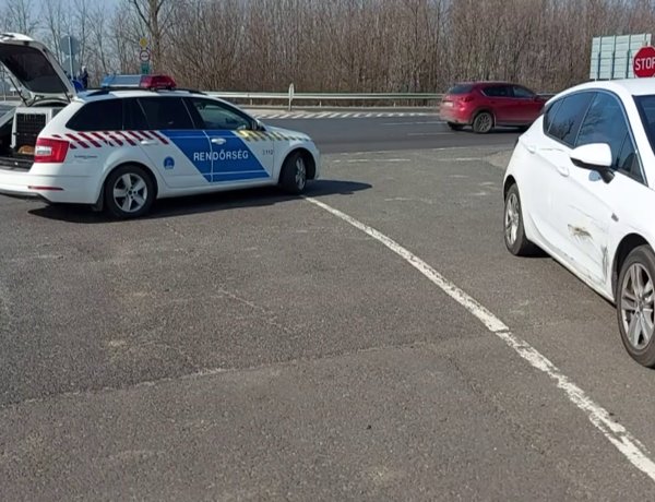 Lesodródott egy autós az útról Nyírturánál és egy álló járműnek ütközött