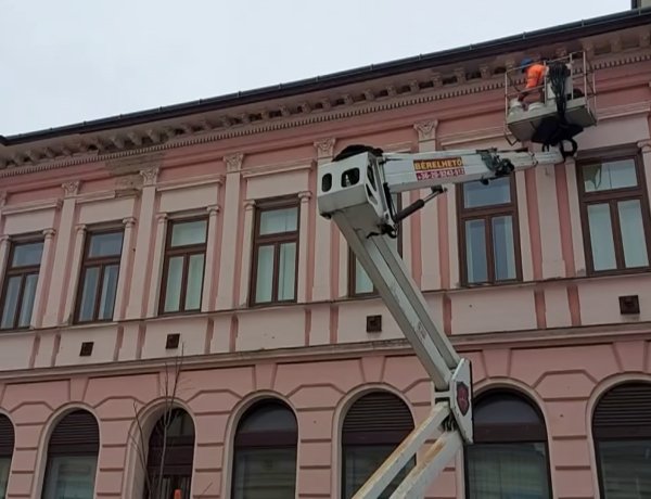 A Bercsényi utcánál omlásveszélyt hárítanak el egy épület homlokzatánál