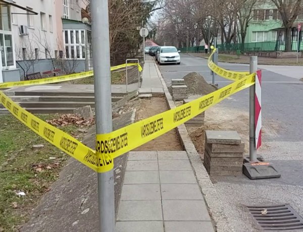 A Krúdy közben egy járda helyreállításán dolgoznak a NYÍRVV szakemberei