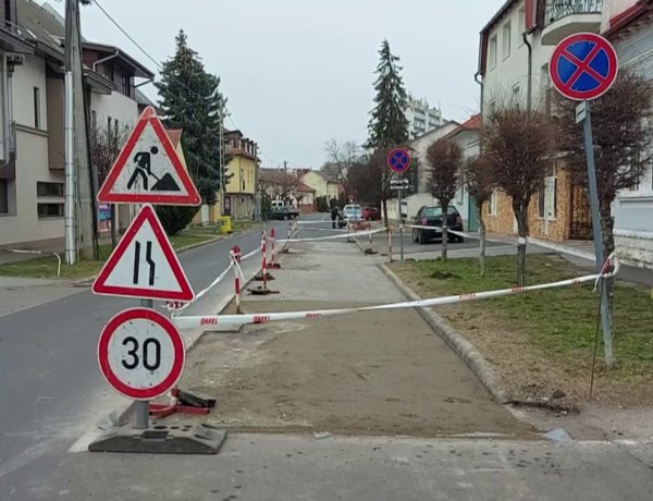 A Körte utcán folytatódik a múlt héten eltört távhővezeték helyreállítása