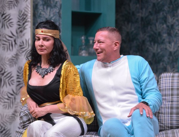  Parádés szereposztással érkezik A feleség negyvennél kezdődik előadás a Rózsakert Szabadtéri Színpadra! 