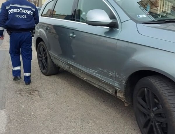 Két autó ütközött előzés közben a Simai úton