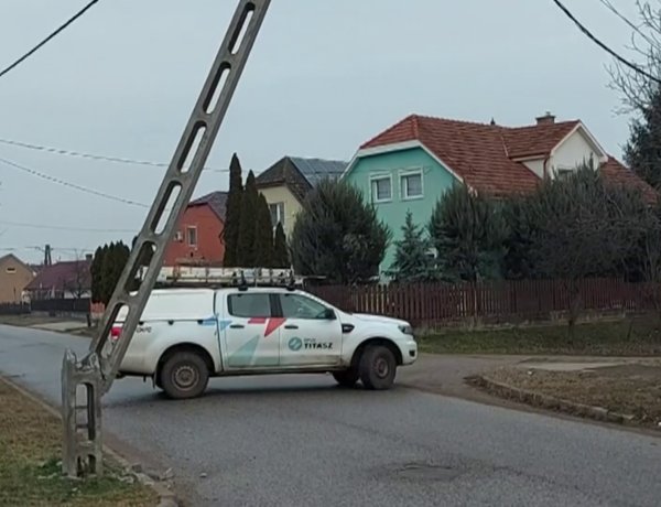 Szerda reggel Borbányán egy teherautó egy villanyoszlopnak ütközött