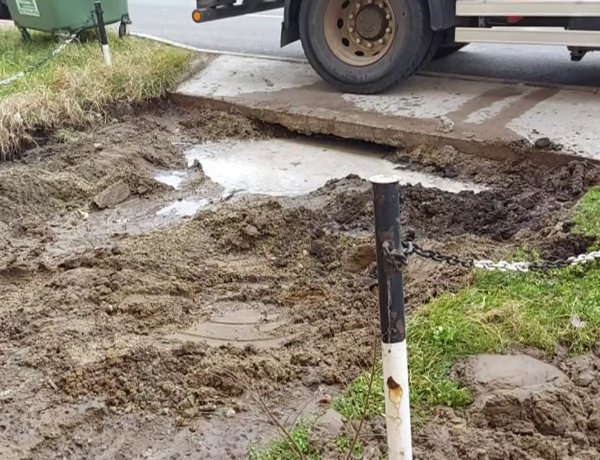 Ivóvízcső tört el a Hunyadi utcán