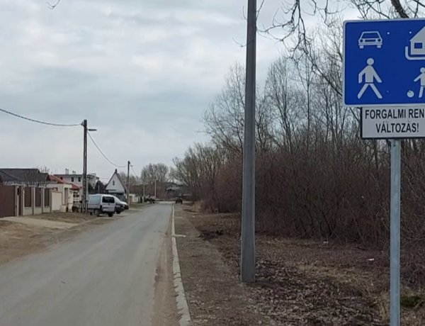 A Gyűrű utca egy szakasza lakó-pihenő övezet, fokozott figyelemmel közlekedjenek