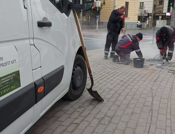 A Luther téren és a Luther utcában folytatódik a városszerte zajló térkőburkolat-javítás