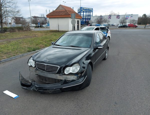 Csütörtökön a Törzs utcánál két személyautó ütközött össze